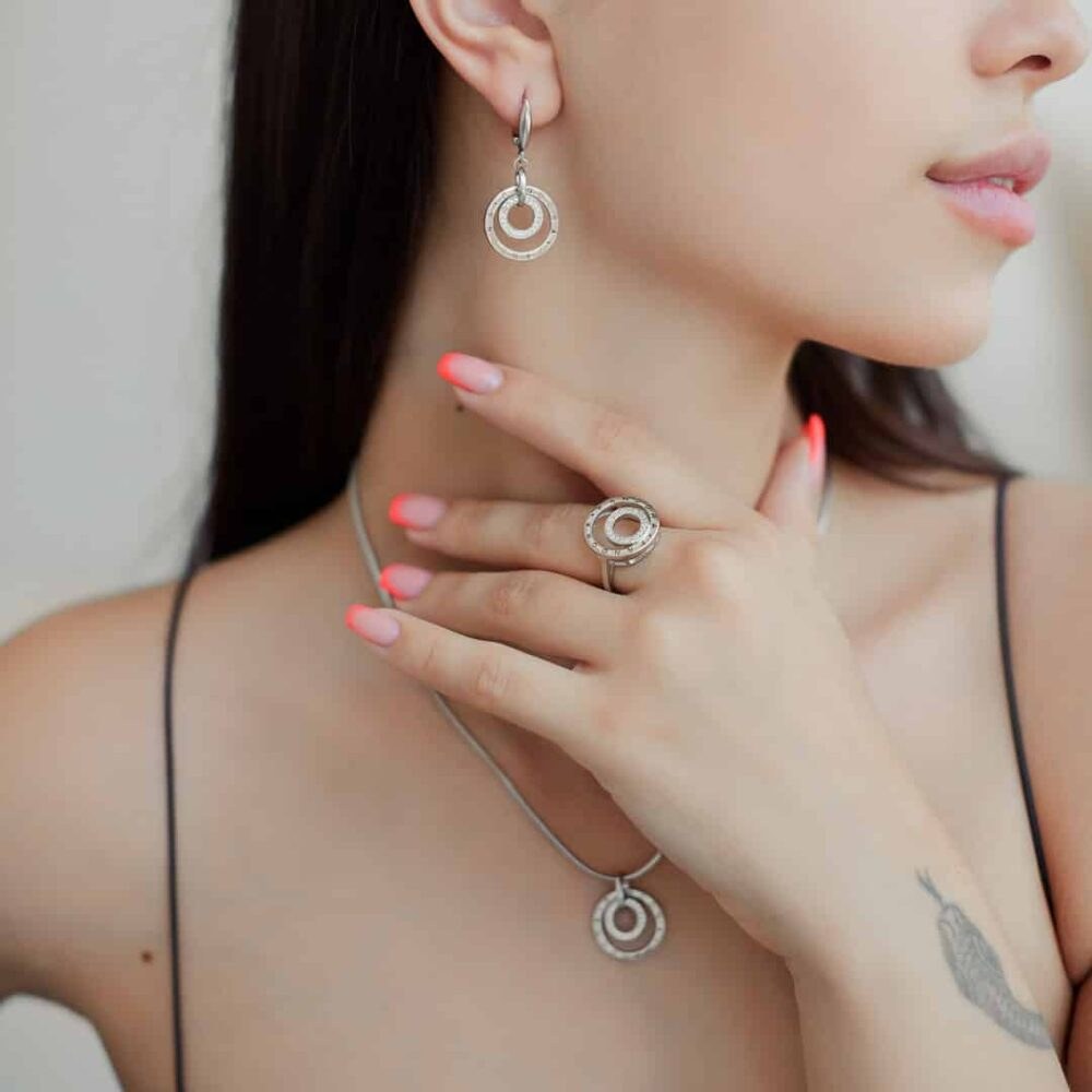 Срібні сережки, як базова прикраса – які варіанти підходять на щодень