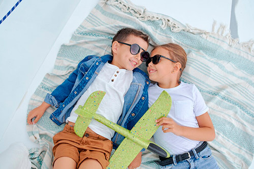 Як правильно обрати сонцезахисні окуляри для дітей: поради